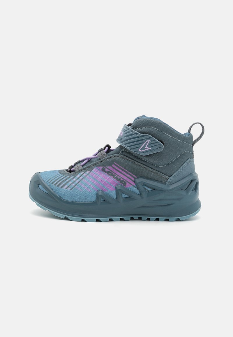 Scarpe da trekking per bambini con tomaia blu e viola, texture in rete, chiusura a strap e suola robusta per una buona aderenza.
