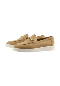 Beige Lederloafer mit glatter Textur, die an der Vorderseite eine goldene Akzentuierung aufweisen. Die Sohle ist weiß und leicht klobig für zusätzlichen Halt.