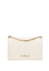 Borsa a tracolla bianca trapuntata con texture ondulata, catena dorata e logo impresso sul fronte. Forma compatta e rettangolare.