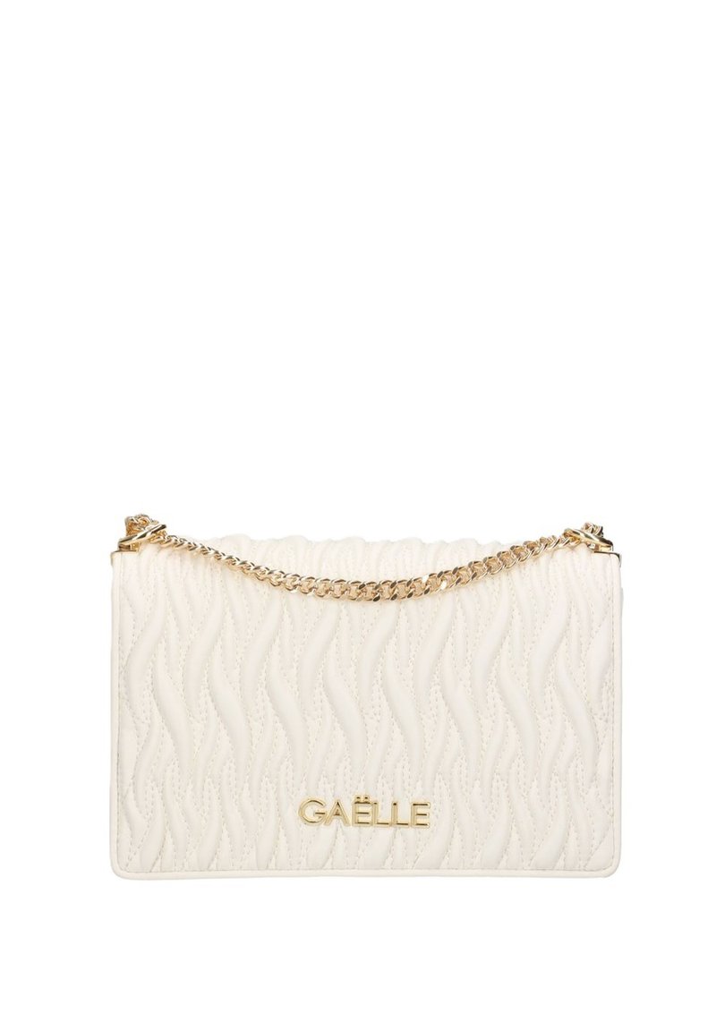 Borsa a tracolla bianca trapuntata con texture ondulata, catena dorata e logo impresso sul fronte. Forma compatta e rettangolare.