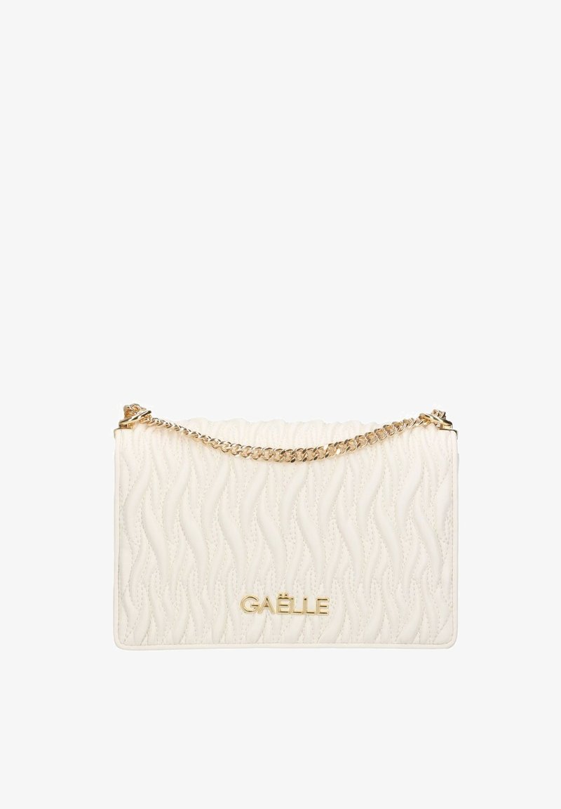Borsa a tracolla bianca trapuntata con texture ondulata, catena dorata e logo impresso sul fronte. Forma compatta e rettangolare.