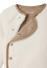 Weißer Fleece-Jacke mit braunen Akzenten, ausgestattet mit einem Druckknopfverschluss und einem gerippten Kragen. Weicher Stoff mit einem gemütlichen Design für Säuglinge.
