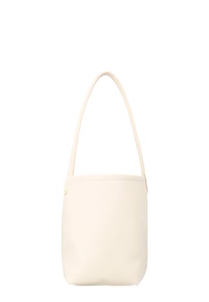 Kremfarvet spandtaske med en enkelt skulderrem, glat tekstur og rundet bund, vist mod en hvid baggrund.