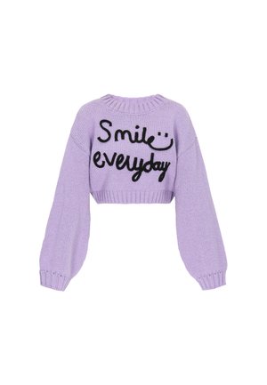 Levandulový zkrácený pletený svetr s balónovými rukávy a černým nápisem "Usmívej se každý den" s úsměvnou tváří na přední straně.