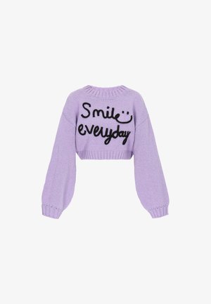 Suéter de punto corto en color lavanda con mangas abullonadas y texto negro "Sonríe todos los días" con una cara sonriente en el frente.