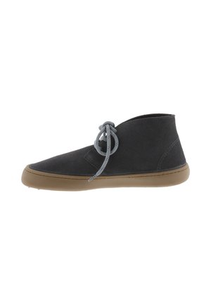 Stivaletto alla caviglia in camoscio nero con lacci grigi e suola in gomma marrone chiaro, mostrato di profilo su sfondo bianco.