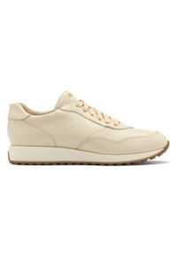Beige bőr sneaker kerek orral, textúrált felsőrésszel és világos bézs fűzőkkel. Barna gumitalpa van, finom varrási részletekkel.