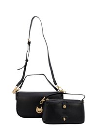 Borsa a tracolla in pelle nera con tracolla rimovibile, dotata di una chiusura frontale e di una piccola borsa con zip attaccata, entrambi con dettagli dorati.