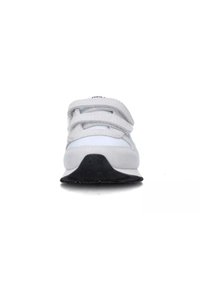 Scarpa sportiva bianca con due fasce in velcro, superficie liscia e suola in gomma nera con un motivo di presa testurizzato.