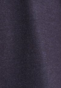 Tessuto blu scuro con una texture liscia, caratterizzato da un sottile motivo a tessitura diagonale. Il materiale sembra leggero e flessibile.