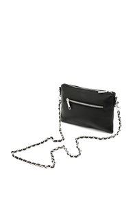 Borsa a tracolla in pelle nera con tracolla in catena argentata, dotata di una tasca frontale con zip e una texture liscia. Design rettangolare semplice.