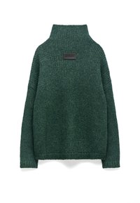 Ciemnozielony sweter z dzianiny z wysokim kołnierzem, luźnym krojem, opadającymi ramionami oraz prostokątną naszywką z tyłu z wytłoczonym tekstem.