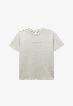 Lys grå bomuld t-shirt med rund halsudskæring, korte ærmer og ordet "empatisk" trykt i en lidt mørkere nuanceret farve på brystet.