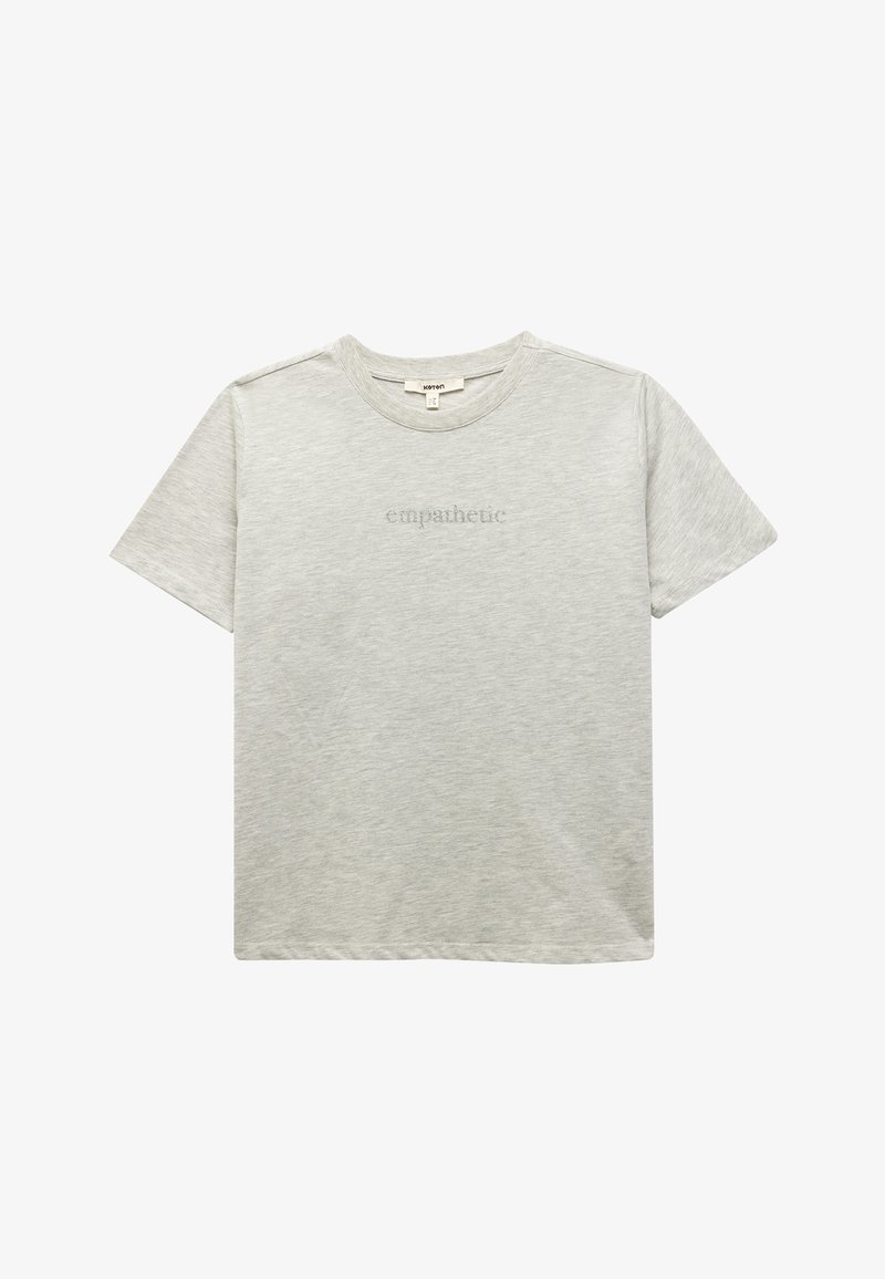 Camiseta de algodón gris claro con cuello redondo, mangas cortas y la palabra "empático" impresa en un tono ligeramente más oscuro en el pecho.