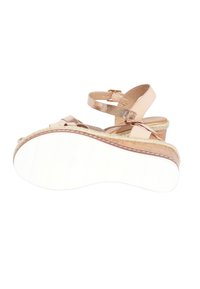 Sandali con zeppa e strisce, con dettagli metallici in oro rosa, parte superiore beige, suola intermedia in juta texturizzata naturale e suola esterna in gomma bianca.