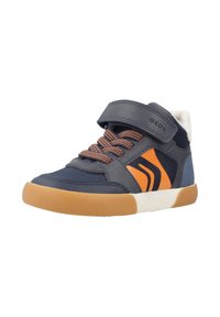 Zapatilla alta azul con acentos naranjas, paneles de malla, suela de goma y una correa de Velcro con lengüeta acolchada para mayor comodidad.