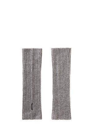 Arm warmer grigio a coste con foro per il pollice e parte superiore aperta, caratterizzati da una consistenza morbida e una vestibilità aderente.