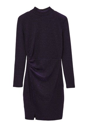 Abito viola a maniche lunghe con colletto alto, realizzato in un tessuto testurizzato e luccicante, con arricciature laterali e uno spacco frontale all'orlo.