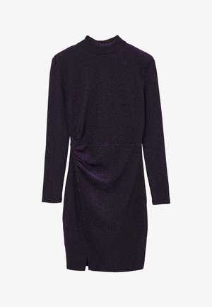 Abito viola a maniche lunghe con colletto alto, realizzato in un tessuto testurizzato e luccicante, con arricciature laterali e uno spacco frontale all'orlo.