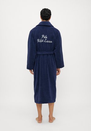 Bata in spugna blu navy con cintura, con testo ricamato bianco che legge "Polo Ralph Lauren" sulla schiena, design a lunghezza ginocchio.