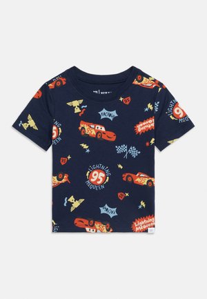 Μπλε ναυτικό μπλουζάκι με πορτοκαλί εικονογραφήσεις αγωνιστικών αυτοκινήτων, κείμενο "Lightning McQueen", καρό σημαίες, κύπελλα και γραφικά με θέμα τους αγώνες.