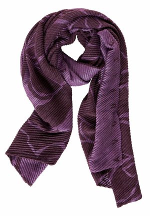 Écharpe plissée violette avec des motifs abstraits plus foncés, pliée et bouclée avec des détails texturés en tissu côtelé.