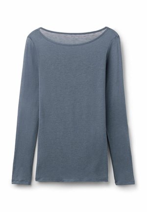 Top de mujer de manga larga en azul grisáceo apagado con un escote ancho y redondeado, y textura de tela simple y lisa.