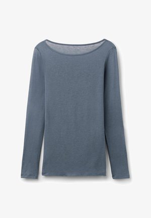 Top de mujer de manga larga en azul grisáceo apagado con un escote ancho y redondeado, y textura de tela simple y lisa.