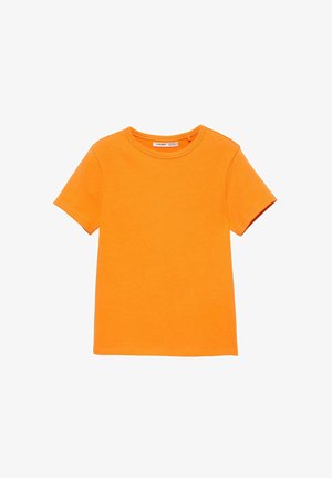 Élénk narancssárga rövid ujjú, kerek nyakú póló egyszínű mintával, fehér háttérre fektetve, látványosan elrendezve.