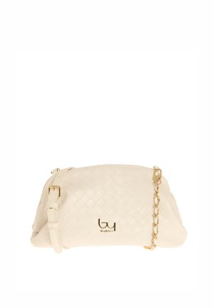 Borsa clutch in pelle intrecciata color crema con tracolla a catena dorata e fibbia regolabile, logo del marchio al centro sul davanti.