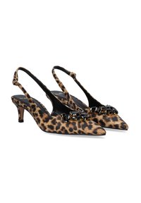 Zapatos de tacón de leopardo con punta afilada, tacones bajos tipo kitten, y gemas negras decorativas en la parte frontal. Parte superior de tejido texturizado.