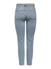 Vaaleansiniset farkut, joissa on istuva malli, viisi taskua ja logotarra vyötäröllä. Takakuvassa suorat lahkeet ja ommellut saumat.