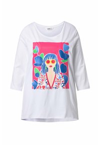 Witte lange mouw top met kleurrafiek van een vrouw die gele zonnebril draagt, groene oorbellen, een bloemenjurk, blauw haar, omringd door blauwe en groene bladeren.