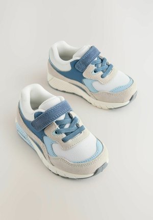 Baskets bleu et gris avec tige en mesh et daim, strap en Velcro et système de laçage. Conçues avec une semelle en caoutchouc texturée pour une meilleure adhérence.