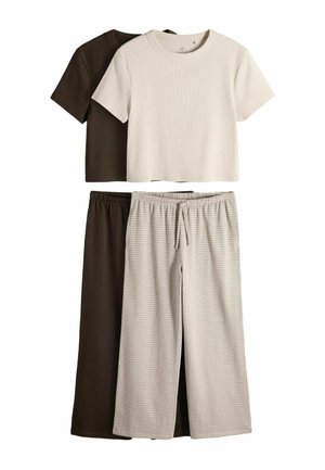 Zwei Sets mit kurzärmeligen Oberteilen und weit geschnittenen Hosen, eines in Dunkelbraun und das andere in Creme mit hellen Streifen, flach auf einem weißen Hintergrund ausgelegt.