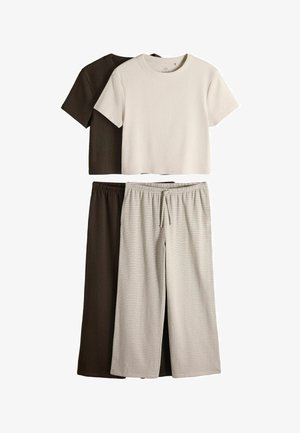 Zwei Sets mit kurzärmeligen Oberteilen und weit geschnittenen Hosen, eines in Dunkelbraun und das andere in Creme mit hellen Streifen, flach auf einem weißen Hintergrund ausgelegt.