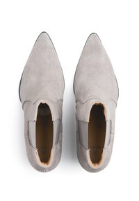 Szare zamszowe botki za kostkę z ostro zakończonym noskiem i elastycznymi panelami po bokach. Wewnątrz znajduje się beżowa wkładka. Gładka tekstura z minimalnymi akcentami wzorniczymi.