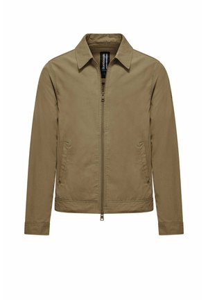 Lichte bruine herenjas met rits, kraag, lange mouwen en twee voorzakken, weergegeven op een witte achtergrond.