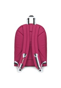 Zadní pohled na maroon batoh se polstrovanými ramenními popruhy, černobílými akcenty a horním uchem pro nošení.