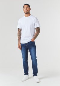CLOSURE London REGULAR FIT - Traperice uskog kroja - dark blue wash