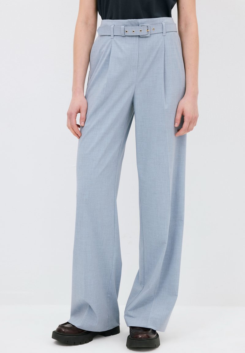 Lichtblauwe wijde broek met een ceintuur, gemaakt van een gestructureerde stof. Heeft rechte plooien en een relaxte pasvorm.