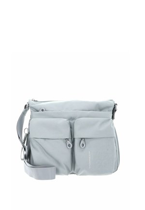 Sac bandoulière gris clair avec deux poches avant zippées, sangle réglable et logo discret "Mandarina Duck" sur la poche inférieure droite.