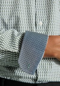 Next LONG SLEEVE SINGLE CUFF PRINTED EASY CARE REGULAR FIT - Pluus - white green geometric