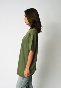 Mira Paris YOU GO VINTAGE UNISEX TEE - Tričko s potlačou - green