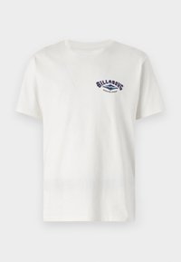 Hvit bomulls t-skjorte med korte ermer, med et blått og svart grafisk logo som leser "Billabong Adventure Division" på brystet.