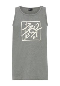 Grijze mouwloze katoenen tanktop met een groot, vet wit "PROTEST" grafiek binnen een rechthoekige omtrek. Rond de hals.