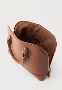 Καφέ δερμάτινη τσάντα χειρός με υφή, κλείσιμο με φερμουάρ, δύο χερούλια και ευρύχωρο εσωτερικό επενδεδυμένο με καφέ ύφασμα. Διαθέτει εσωτερική τσέπη.