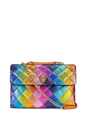 Sac à main en cuir matelassé coloré avec chaîne et bandoulière en cuir, présentant un éclat métallique, un motif géométrique dans des teintes arc-en-ciel, et un fermoir décoratif.