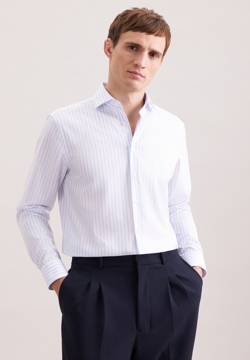 Wit overhemd met lichtblauwe verticale strepen, knoopsluiting bij de kraag, lange mouwen, en een gladde stoftextuur, gecombineerd met een donkere broek.
