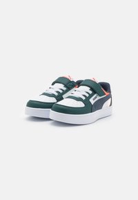 Baskets vertes et blanches avec une tige en cuir lisse, dotées d'une languette en textile, de lacets blancs, du logo PUMA et d'une semelle en caoutchouc texturé.